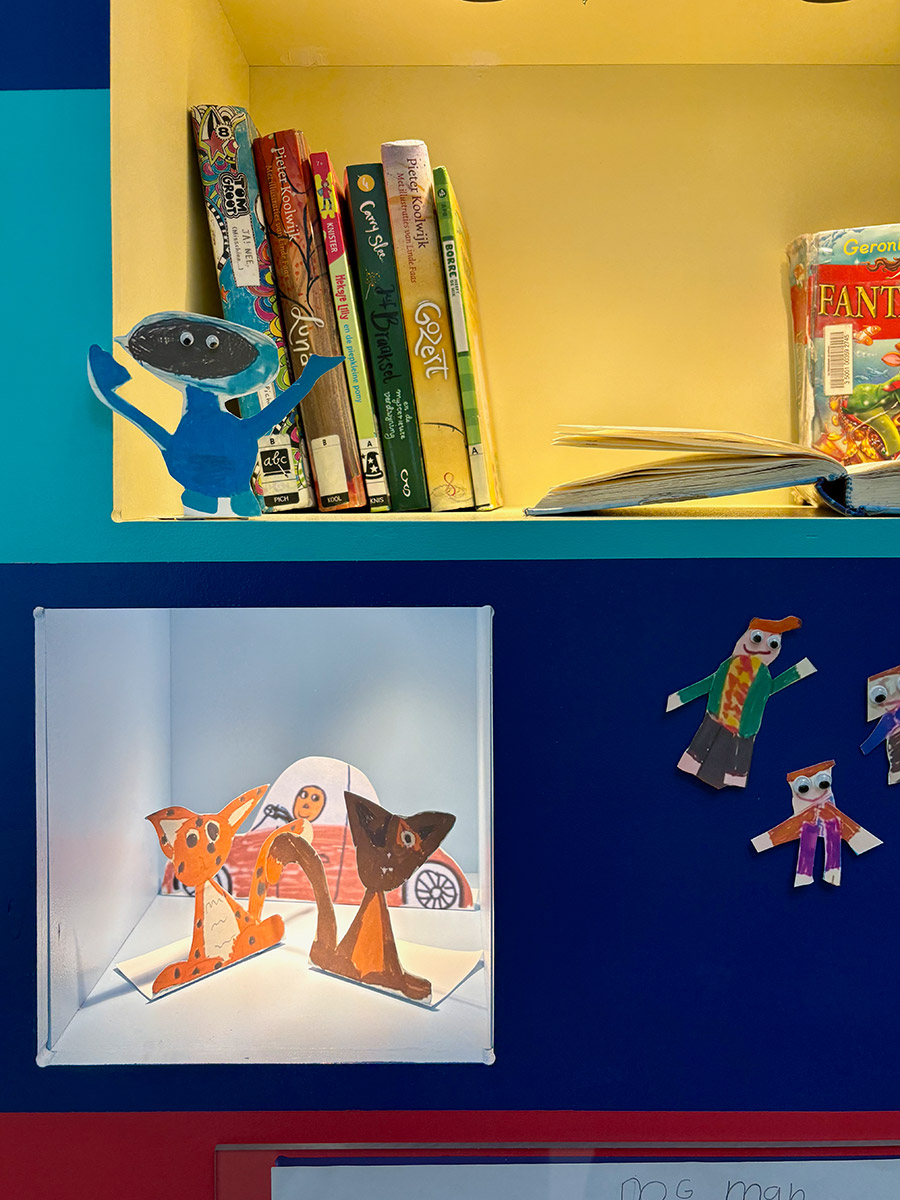 Kinderbibliotheek boekenkast Kindcentrum Siddeburen door Studio Peter Musschenga
